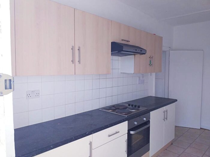 4 Bedroom Flat To Rent In Watling Ave, Edgware, HA8