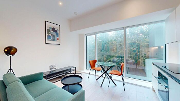 1 Bedroom Flat To Rent In Great West Road, Brentford, TW8