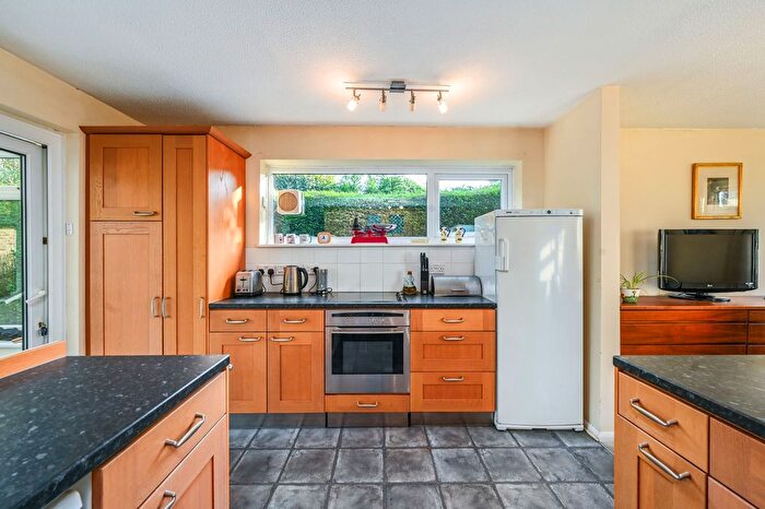 4 Bedroom Detached Bungalow For Sale In Corseley Road, Groombridge, TN3 - Photo 11