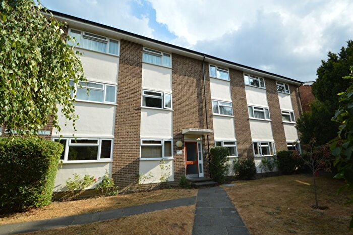 2 Bedroom Flat To Rent In Lovelace Gardens, Surbiton, KT6