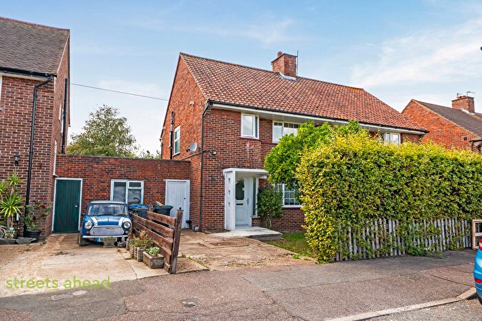 3 Bedroom Semi-detached House For Sale In Chaucer Green, Croydon, CR0