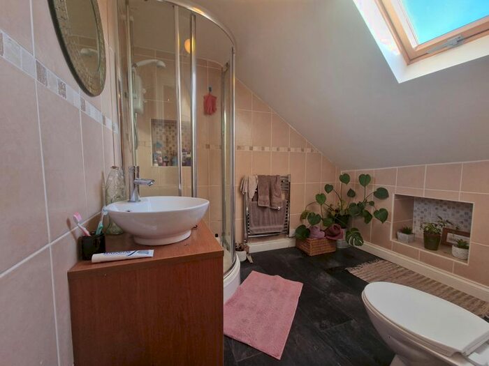 2 Bedroom Flat To Rent In City Road, Cathays, Cardiff, CF24