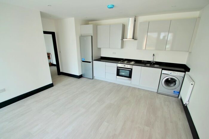 2 Bedroom Flat To Rent In Molesey Road, West Molesey, KT8