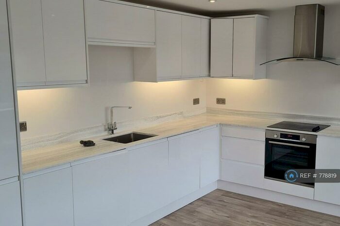 2 Bedroom Flat To Rent In Hamlet House, Alton, GU34