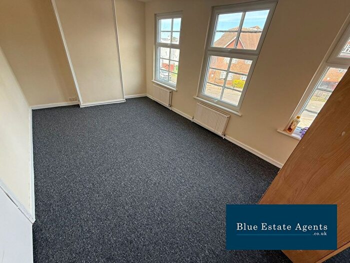 3 Bedroom Flat To Rent In Central Parade, Hounslow, TW5