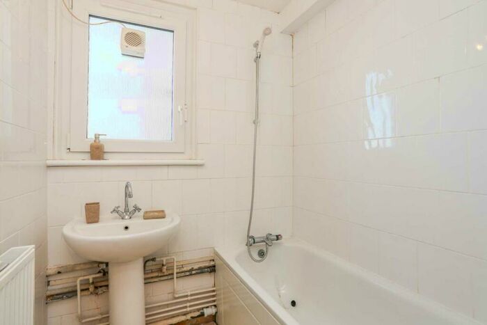 2 Bedroom Apartment To Rent In Wick Road, Hackney, E9