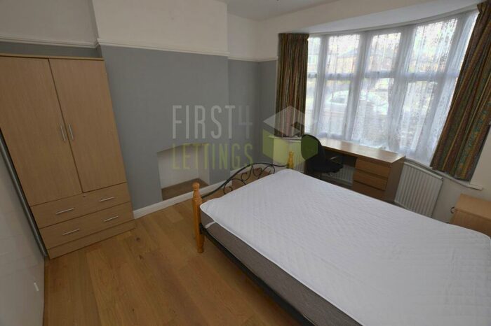 4 Bedroom Semi-Detached House To Rent In Gainsborough Road, Leicester, LE2