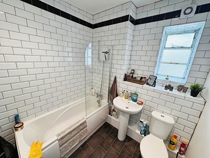 2 Bedroom Apartment To Rent In Lockwood Road, Huddersfield, West Yorkshire, HD1