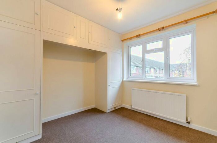 2 Bedroom Flat To Rent In Lovelace Gardens, Surbiton, KT6