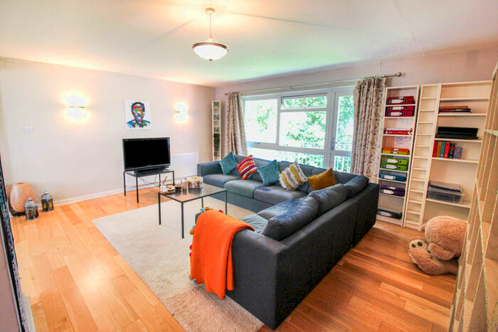2 Bedroom Apartment To Rent In Beech Court, Willowbank, M14