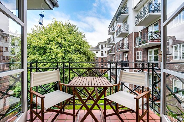 1 Bedroom Flat For Sale In Brompton Park Crescent, Fulham Broadway, SW6