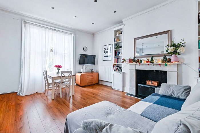 2 Bedroom Flat For Sale In Caversham Road, Kentish Town, London, NW5