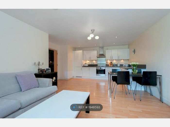 2 Bedroom Flat To Rent In Bray Court, London, E2
