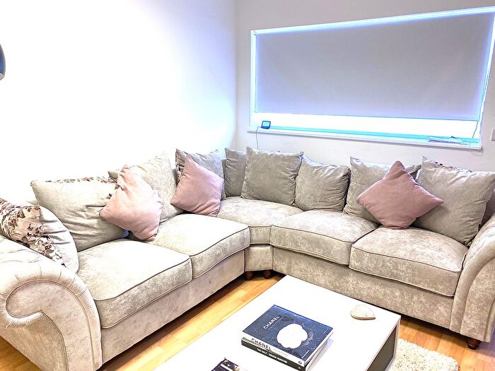 1 Bedroom Detached House To Rent In Rosemont Avenue, London, N12