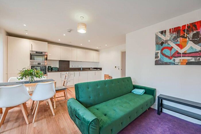 3 Bedroom Flat To Rent In Hannaford Walk, Tower Hamlets, London, E3