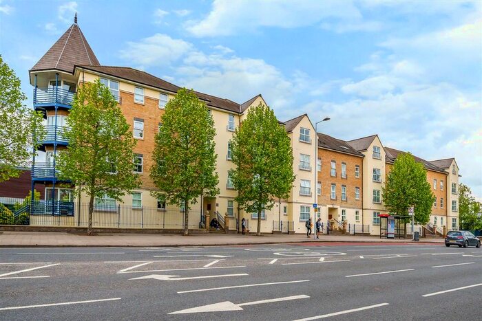 3 Bedroom Flat To Rent In Richmond Road, Kingston Upon Thames, KT2