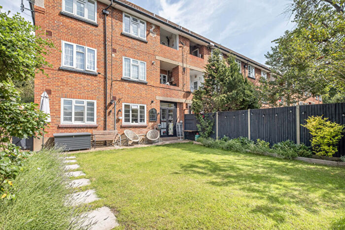 2 Bedroom Flat For Sale In Wilmer Crescent, Kingston Upon Thames, KT2