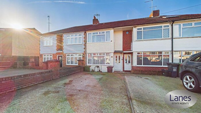 3 Bedroom Terraced House For Sale In Queens Drive, Waltham Cross, EN8