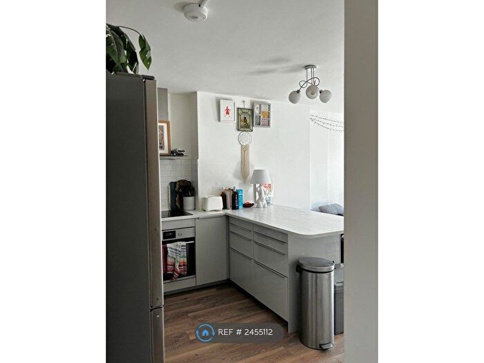 3 Bedroom Flat To Rent In Albert Starr House, London, SE8