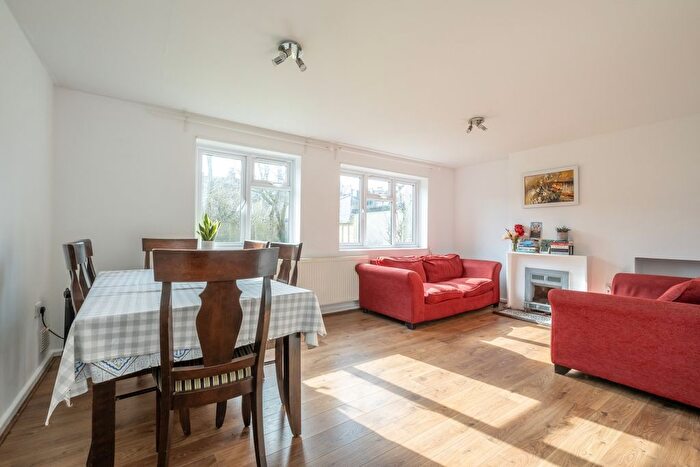 3 Bedroom Flat To Rent In Cambray Road, London, SW12