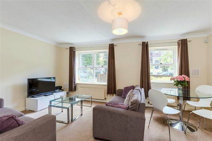 3 Bedroom Flat To Rent In Gower Close, Clapham, SW4