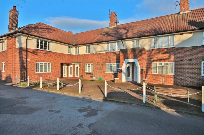 2 Bedroom Flat To Rent In Greenview Court, Ashford, Surrey, TW15