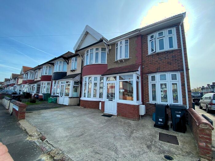 2 Bedroom Flat To Rent In Ashburton Avenue, Ilford, IG3