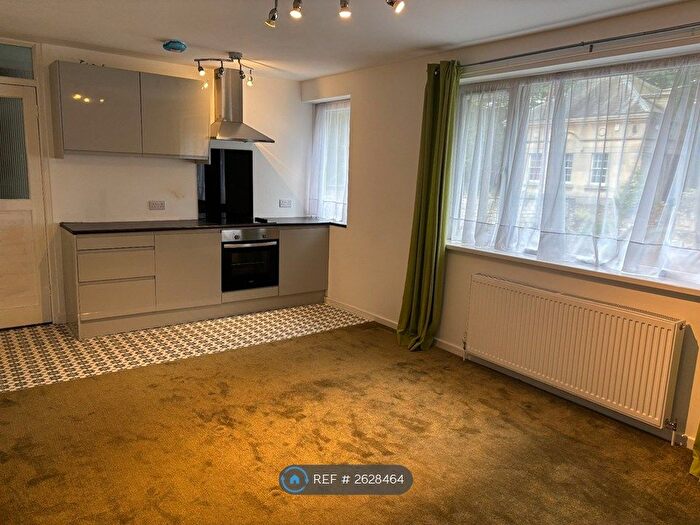 3 Bedroom Flat To Rent In Manor Villas, Bath, BA1