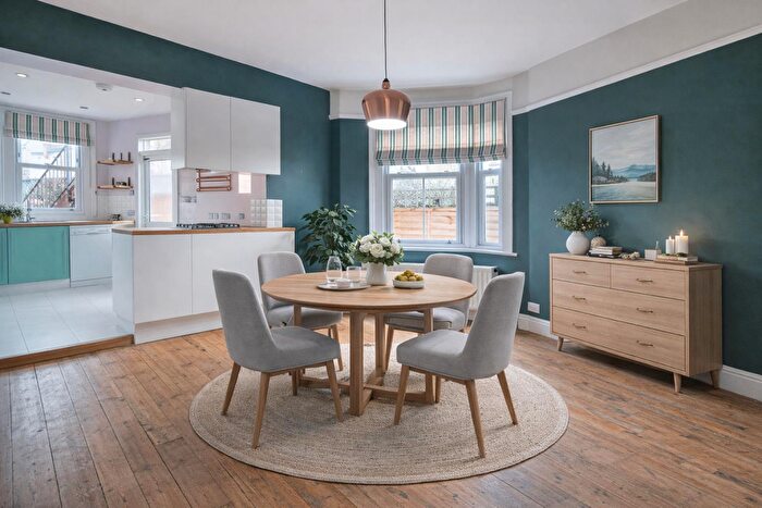 2 Bedroom Flat For Sale In Temple Road, London, NW2