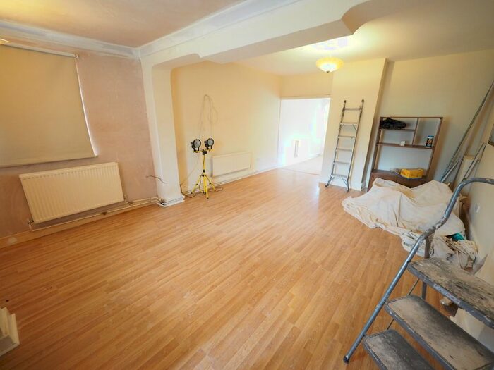 1 Bedroom Detached Bungalow To Rent In Green Lane, Staines-Upon-Thames, TW18