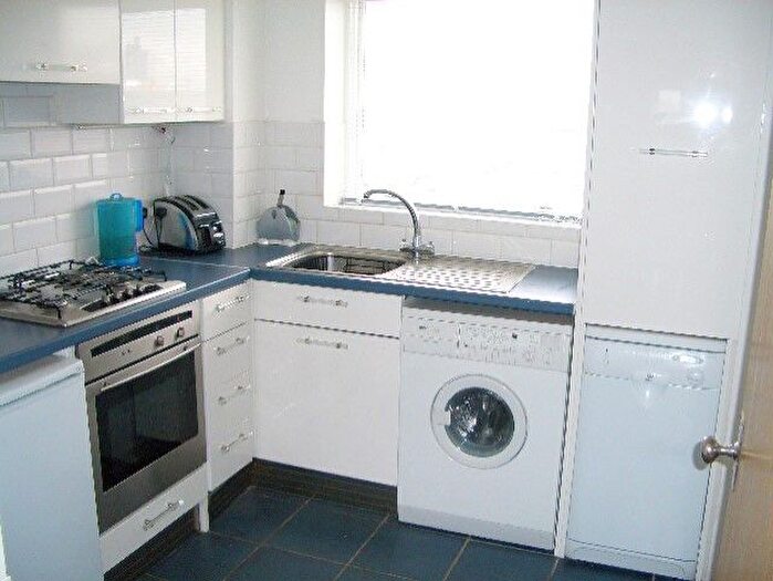 1 Bedroom Flat To Rent In Chaucer Drive, London, SE1