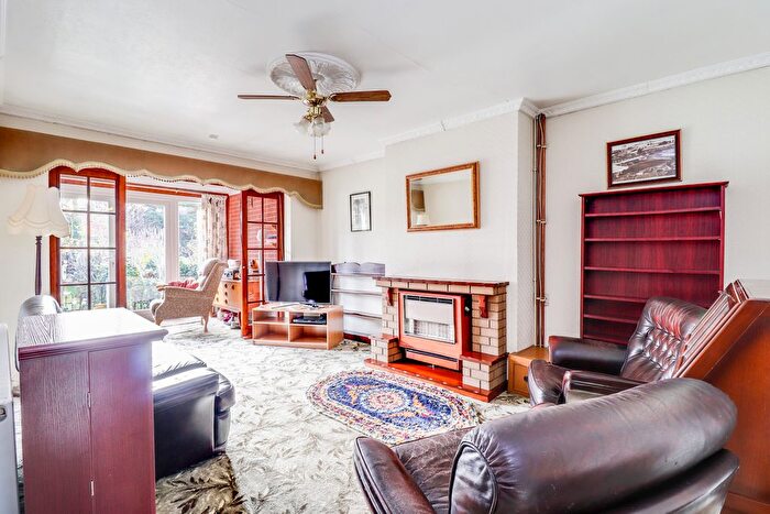 2 Bedroom Semi-Detached Bungalow For Sale In Clifton Avenue, Benfleet, SS7