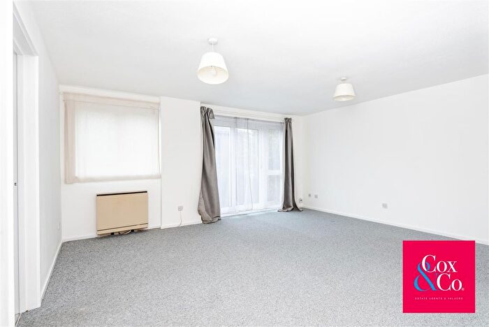 2 Bedroom Flat For Sale In Ingram Crescent East, Hove, BN3