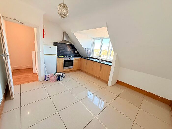 2 Bedroom Flat To Rent In Becontree Avenue, Dagenham, RM8