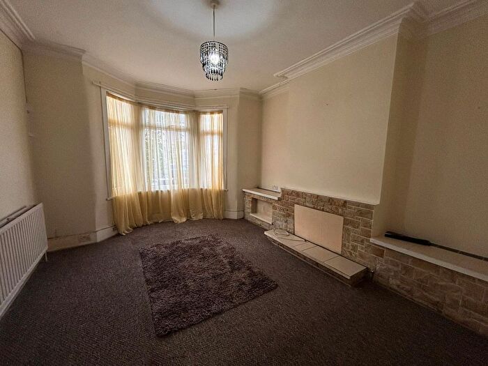 2 Bedroom Flat To Rent In Park Avenue, Barking, IG11
