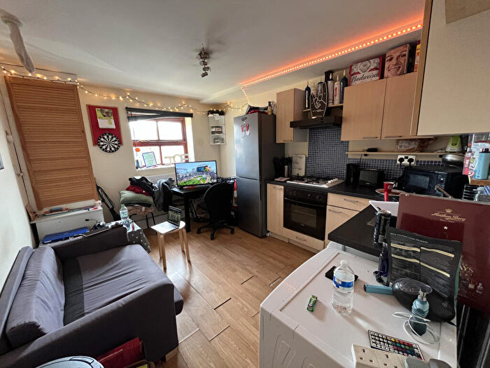 3 Bedroom Apartment To Rent In Belle Vue Road, Leeds, West Yorkshire, LS3