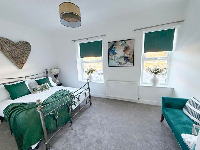 3 Bedroom Terraced House For Sale In Wesley Place, Silsden, BD20