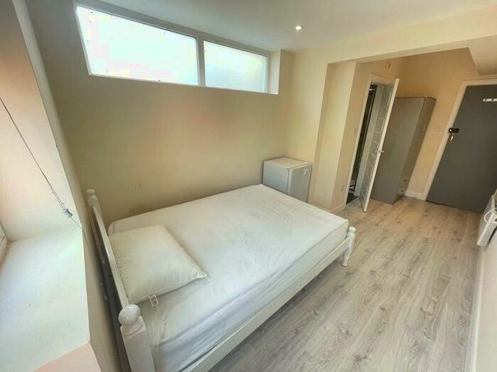 Studio To Rent In Empire Road, Perivale, UB6