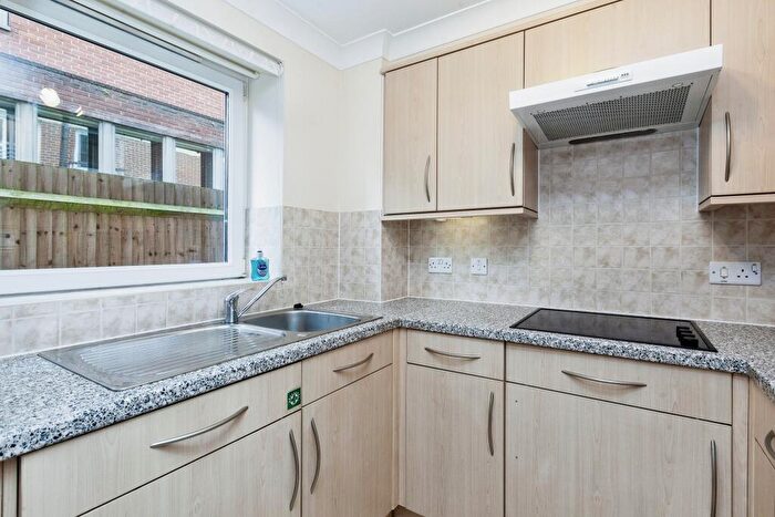 1 Bedroom Apartment For Sale In Connaught Court, Windsor, SL4
