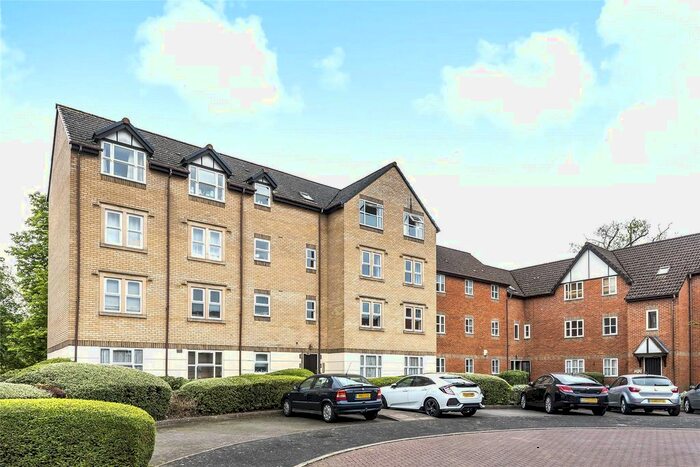 2 Bedroom Flat For Sale In Charnwood House, Rembrandt Way, Reading, Berkshire, RG1