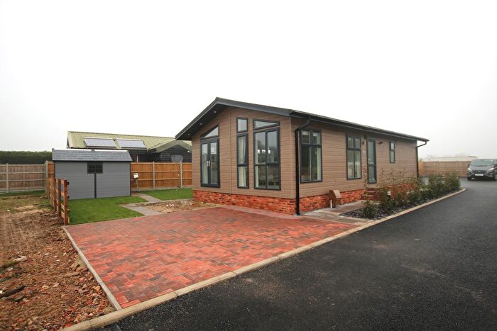 2 Bedroom Mobile/park Home For Sale In Ipswich Road, Newbourne, Woodbridge, IP12