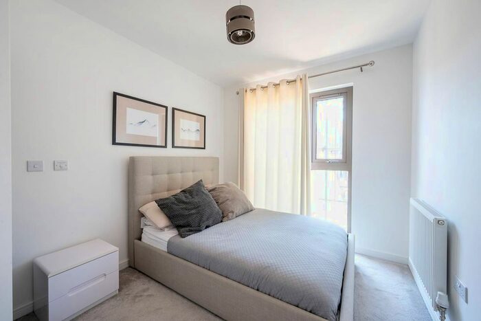 2 Bedroom Flat To Rent In Walnut Tree Close, Guildford, GU1