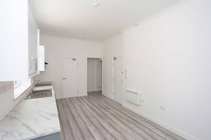 1 Bedroom Flat To Rent In Sparrows Herne, Watford, Bushey, WD23