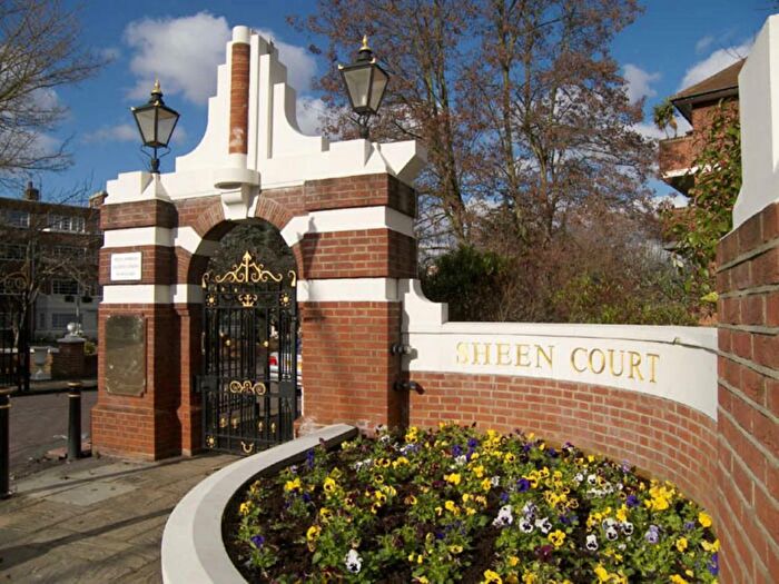 2 Bedroom Flat To Rent In Sheen Court, Richmond, TW10