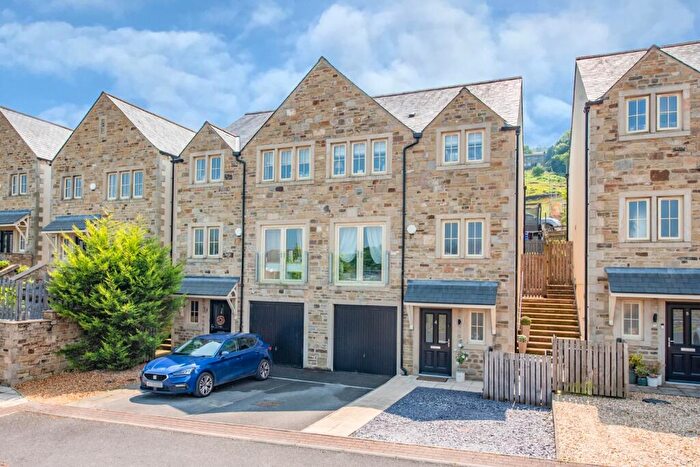 3 Bedroom Semi-Detached House For Sale In Holly Fold, Eastburn, BD20