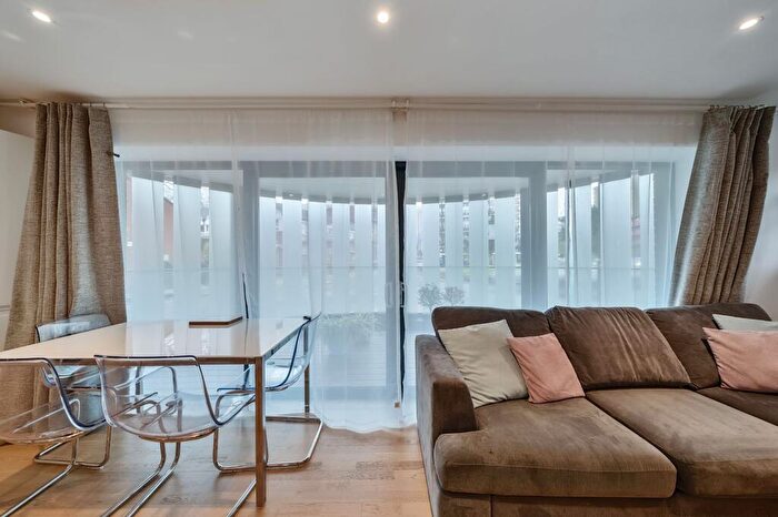 2 Bedroom Flat For Sale In Rotherhithe New Road, London, SE16