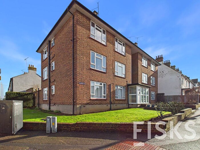 2 Bedroom Flat For Sale In Westbourne Grove, Westcliff-On-Sea, SS0