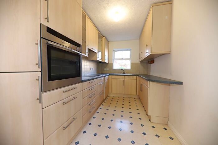 2 Bedroom Flat To Rent In Salters Close, Rickmansworth, WD3