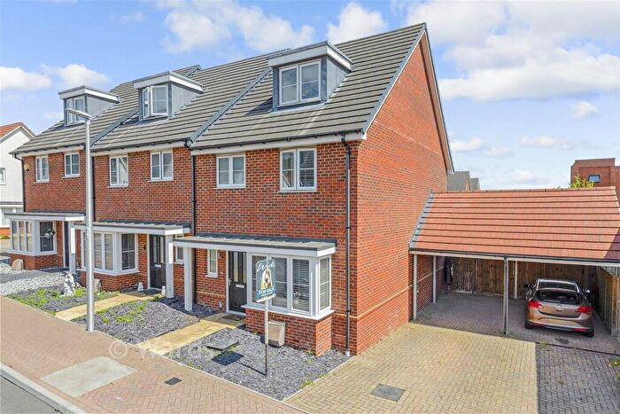4 Bedroom End Of Terrace House For Sale In Golve Drive, Chatham, Kent, ME5