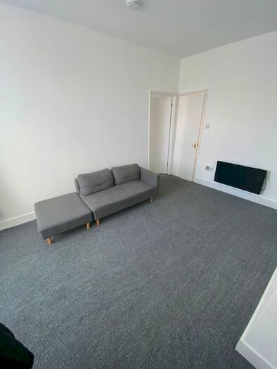 1 Bedroom Flat To Rent In Kensington Gardens, Cranbrook, Ilford, IG1